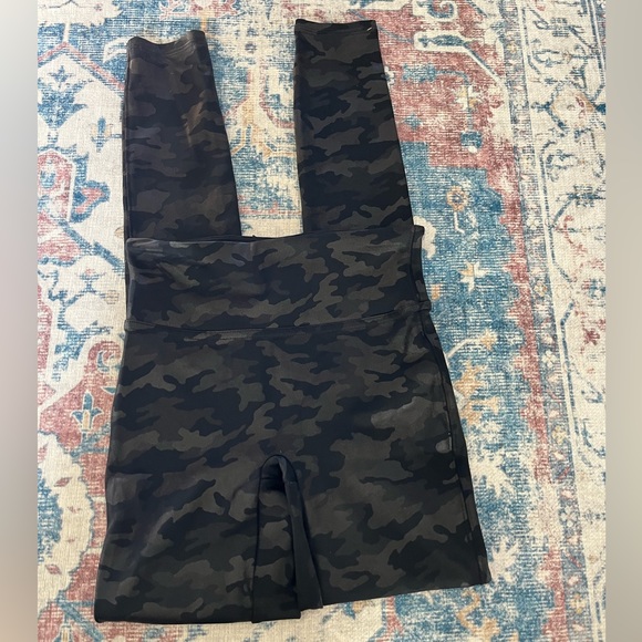 Spanx Black Camo Faux Leather Leggings - Picture 5 of 6